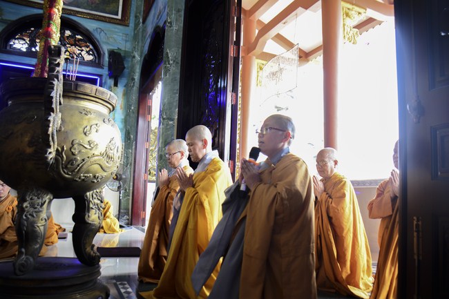 Hoang Phap Monks Joining the Monastic Confession