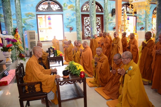 Hoang Phap Monks Joining the Monastic Confession