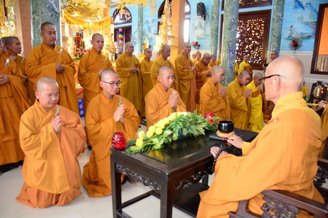 Hoang Phap Monks Joining the Monastic Confession
