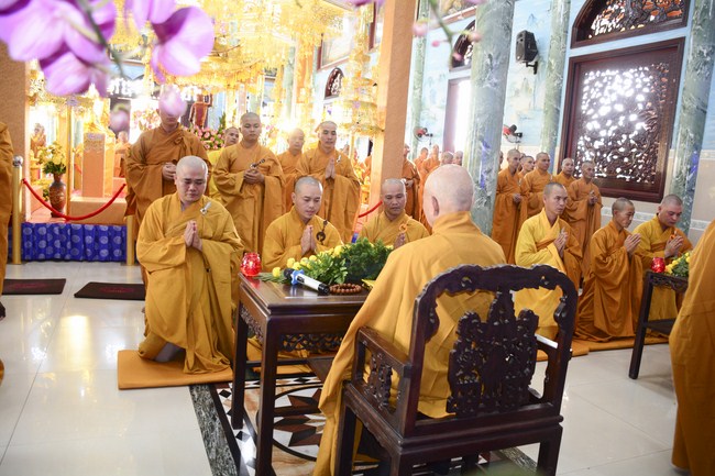 Hoang Phap Monks Joining the Monastic Confession