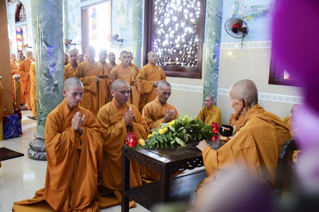 Hoang Phap Monks Joining the Monastic Confession