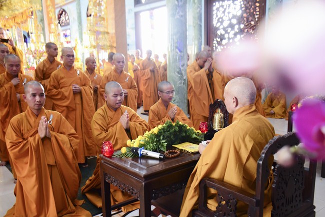 Hoang Phap Monks Joining the Monastic Confession