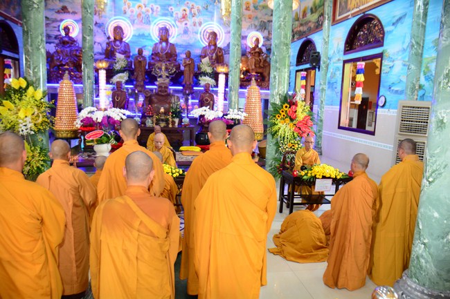 Hoang Phap Monks Joining the Monastic Confession