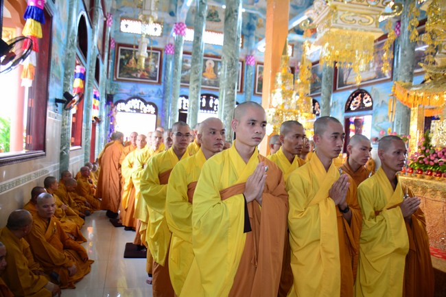 Hoang Phap Monks Joining the Monastic Confession
