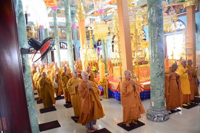 Hoang Phap Monks Joining the Monastic Confession