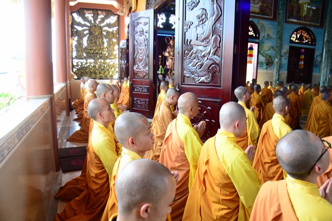 Hoang Phap Monks Joining the Monastic Confession