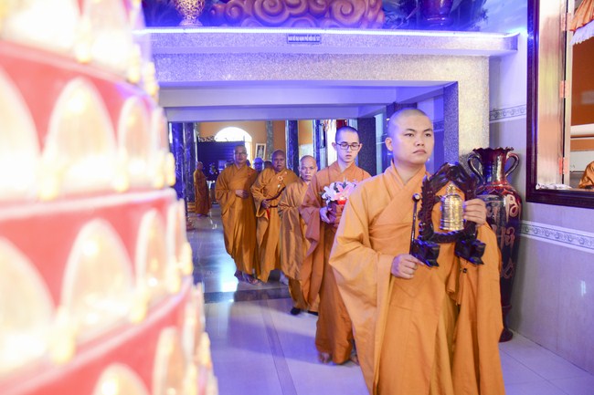 Hoang Phap Monks Joining the Monastic Confession