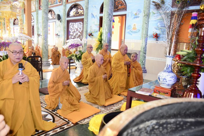 Hoang Phap Monks Joining the Monastic Confession