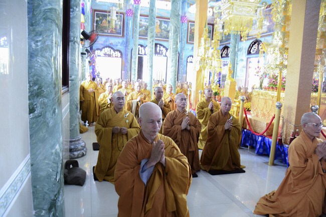 Hoang Phap Monks Joining the Monastic Confession