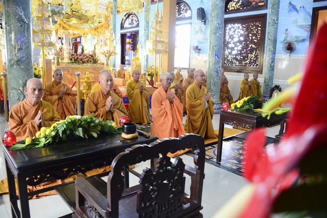 Hoang Phap Monks Joining the Monastic Confession