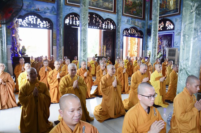 Hoang Phap Monks Joining the Monastic Confession