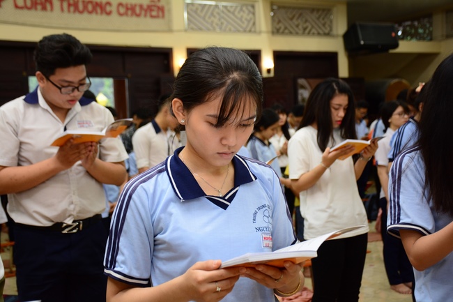 Nguyen Van Cu’s High-school-student prayed before the final exam