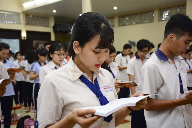 Nguyen Van Cu’s High-school-student prayed before the final exam