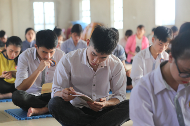 Praying before Examination at Dong Cao Pagoda – Thanh Hoa