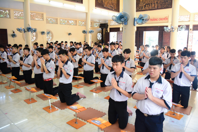 Humanity’s High-School-Student Prayed Before The Final Exam