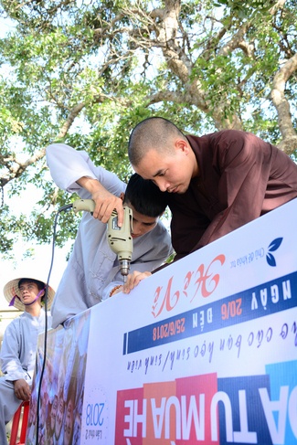 Opening the summer retreat at Dong Cao Pagoda.