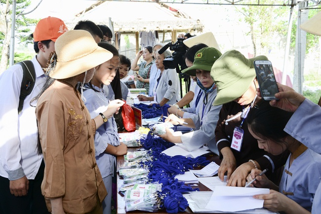 Opening the summer retreat at Dong Cao Pagoda.
