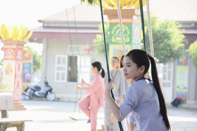 Opening the summer retreat at Dong Cao Pagoda.