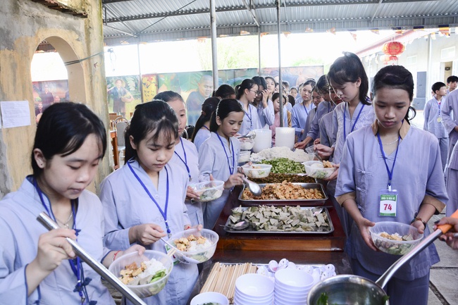 Opening the summer retreat at Dong Cao Pagoda.