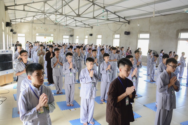 Opening the summer retreat at Dong Cao Pagoda.