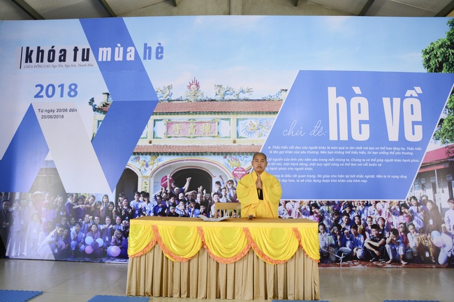 Opening the summer retreat at Dong Cao Pagoda.