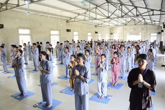 Opening the summer retreat at Dong Cao Pagoda.