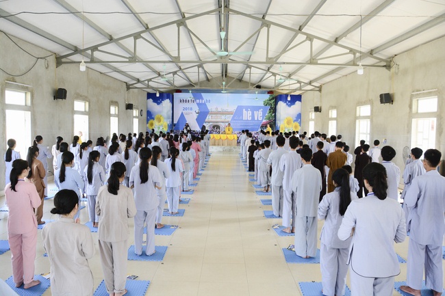 Opening the summer retreat at Dong Cao Pagoda.