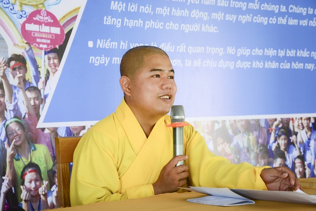 Opening the summer retreat at Dong Cao Pagoda.