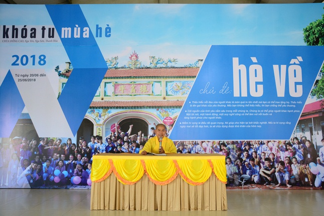 Opening the summer retreat at Dong Cao Pagoda.