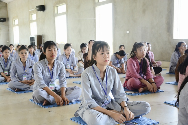 Opening the summer retreat at Dong Cao Pagoda.