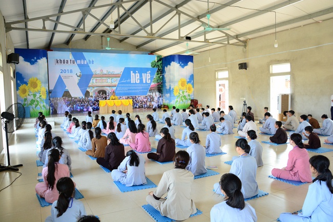Opening the summer retreat at Dong Cao Pagoda.