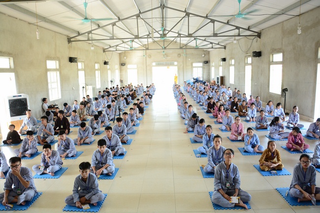 Opening the summer retreat at Dong Cao Pagoda.