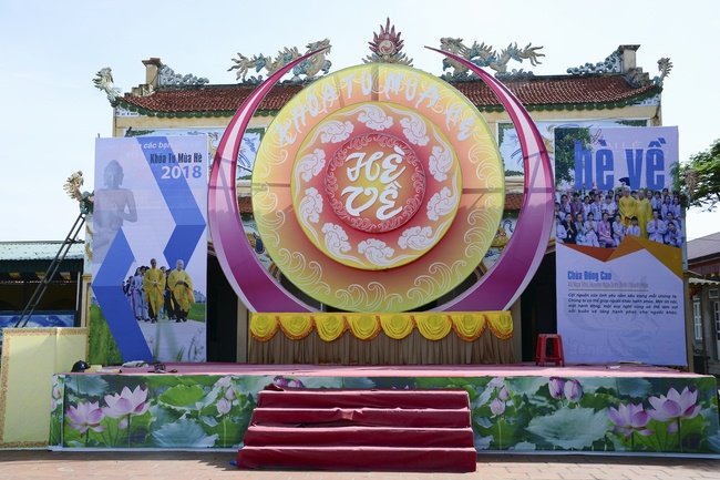 Opening the summer retreat at Dong Cao Pagoda.