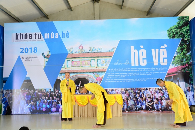 Opening the summer retreat at Dong Cao Pagoda.