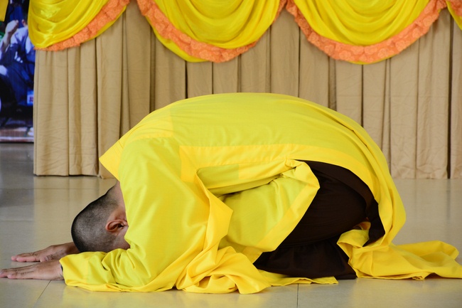 Opening the summer retreat at Dong Cao Pagoda.