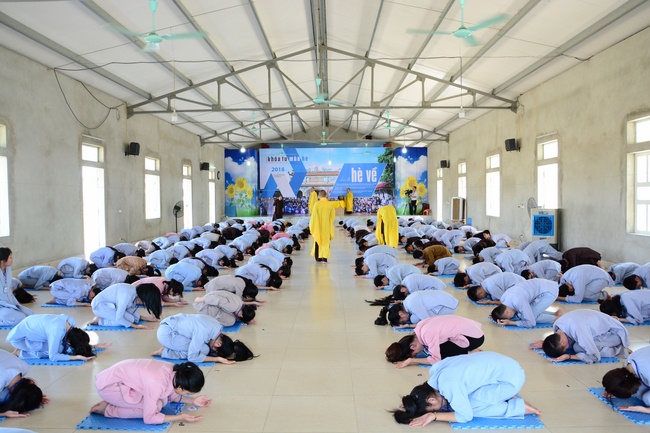 Opening the summer retreat at Dong Cao Pagoda.