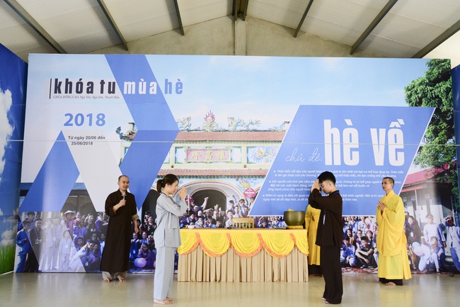 Opening the summer retreat at Dong Cao Pagoda.