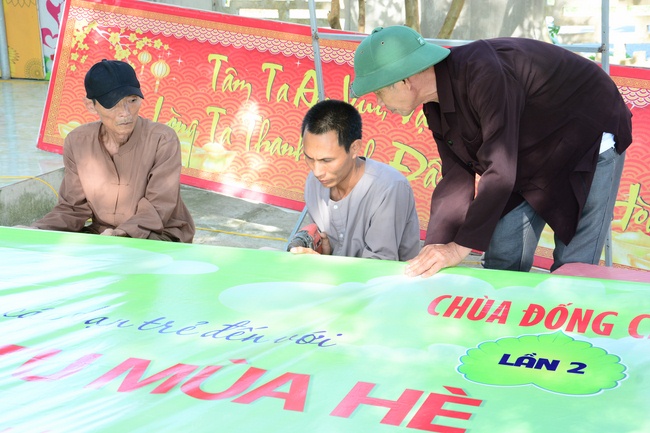 Opening the summer retreat at Dong Cao Pagoda.