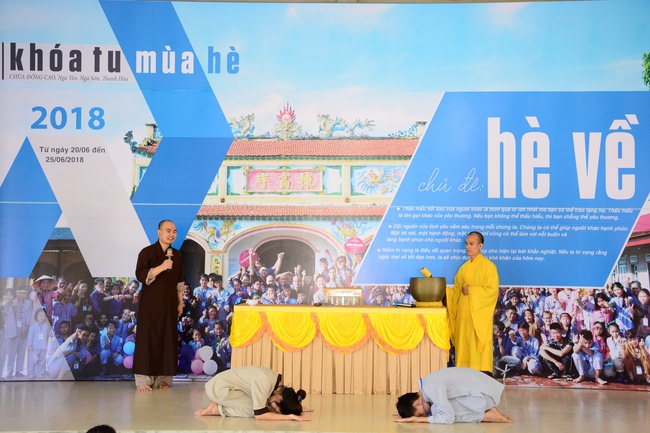 Opening the summer retreat at Dong Cao Pagoda.