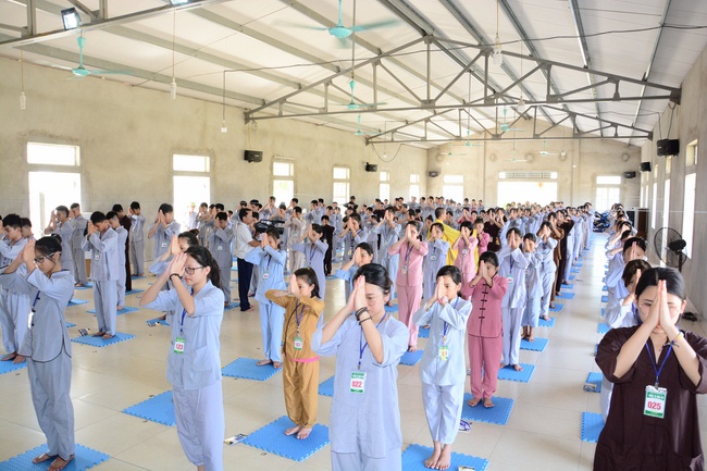 Opening the summer retreat at Dong Cao Pagoda.