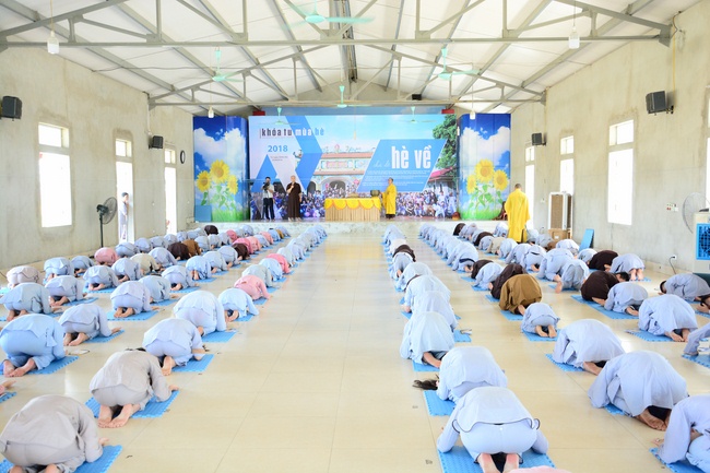 Opening the summer retreat at Dong Cao Pagoda.