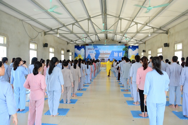 Opening the summer retreat at Dong Cao Pagoda.