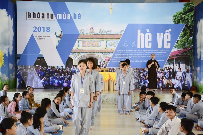 Opening the summer retreat at Dong Cao Pagoda.