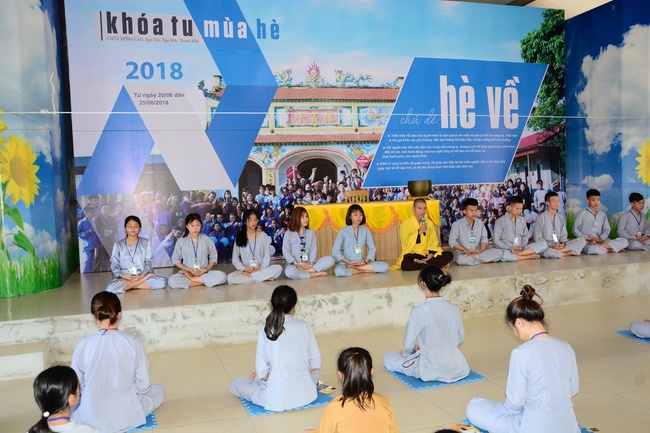 Opening the summer retreat at Dong Cao Pagoda.