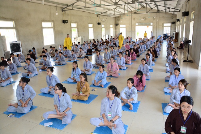 Opening the summer retreat at Dong Cao Pagoda.