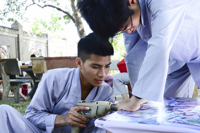 Opening the summer retreat at Dong Cao Pagoda.