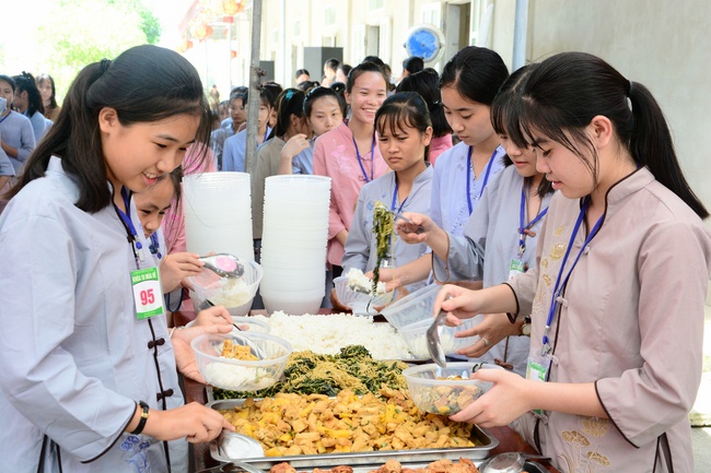 Opening the summer retreat at Dong Cao Pagoda.