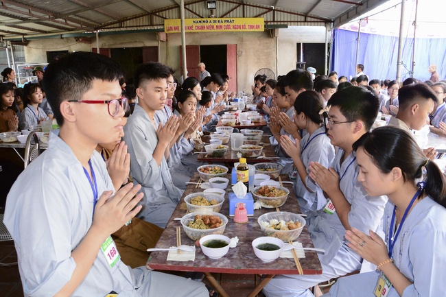Opening the summer retreat at Dong Cao Pagoda.