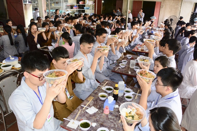 Opening the summer retreat at Dong Cao Pagoda.