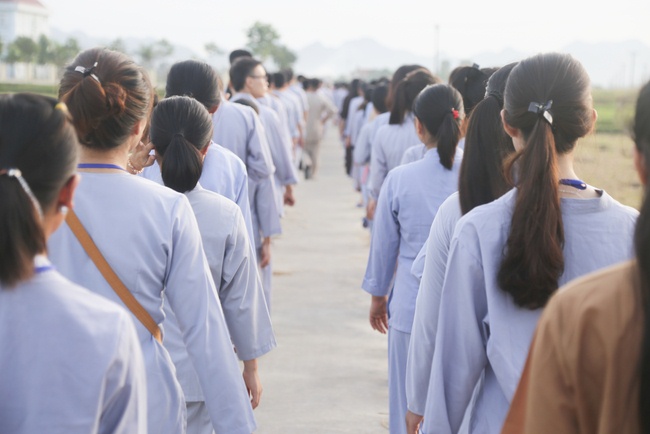 Opening the summer retreat at Dong Cao Pagoda.